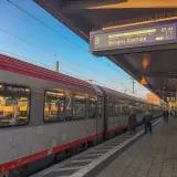 Zug nach Italien: EC 81 von München nach Bologna Centrale fährt auf Gleis 8 ein.