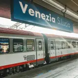 Der Zug von Venedig nach Mailand steht bereit. Ein Schild zeigt "Venezia S. Lucia".