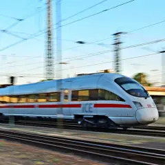 Ein ICE-Zug rast auf den Gleisen. Die Fahrt von Hannover nach Paris beginnt, die Landschaft verschwimmt.