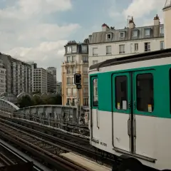 Ein Pariser Zug fährt auf erhöhten Gleisen an Gebäuden vorbei. Vielleicht ist dies der Ort, um den Bahnhof zu wechseln.