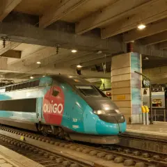 Ein Ouigo-Zug steht auf Gleis 769. Die Reise mit dem Zug durch Frankreich beginnt hier.
