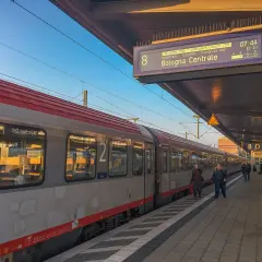 Zug nach Italien: EC 81 von München nach Bologna Centrale fährt auf Gleis 8 ein.