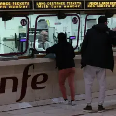 Menschen kaufen am Schalter der Renfe Fahrkarten für den Madrid Paris Zug.