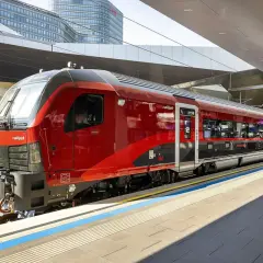 Der rote ÖBB Railjet steht bereit für die nächste Fahrt. Moderne Züge für schnelle Reisen.