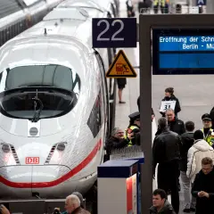 Der ICE 22 steht bereit für die Eröffnung der Schnellfahrstrecke Berlin - München. Menschen warten auf dem Bahnsteig.