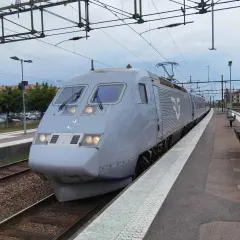 Ein grauer SJ Intercity Zug steht am Bahnsteig.