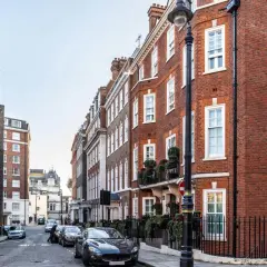 Eine Straße in London, die an eine Fahrt mit dem Zug nach Oxford erinnert.