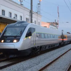 Moderner silberner Zug am Bahnhof, bereit für die Fahrt von Lissabon nach Porto.