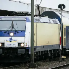 Ein Metronom-Zug in Deutschland steht am Bahnsteig. Reisende warten auf die Abfahrt nach Uelzen.