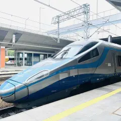 Moderner Zug bereit für die Fahrt von Warschau nach Danzig.