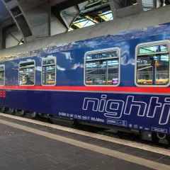 Ein Mann mit Koffer wartet auf den Nightjet, der von Zürich nach Berlin fährt.