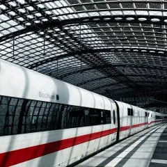 Ein ICE-Zug mit der Aufschrift "Bochum" steht unter dem beeindruckenden Glasdach eines Bahnhofs. Perfekt für einen Wochenendtrip von Berlin mit Zug.