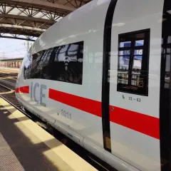 Ein ICE-Zug am Bahnsteig. Solche Züge stehen für schnellen Fernverkehr, der Menschen über weite Distanzen verbindet.