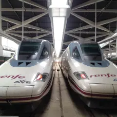 Zwei Renfe AVE-Züge stehen nebeneinander im Bahnhof, bereit für die Fahrt von Valencia nach Madrid.