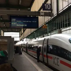 ICE-Zug am Bahnsteig 10 in Leipzig Hauptbahnhof. Umsteigen nach Dortmund Hbf.