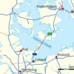 Karte der Zugverbindung Hamburg-Kopenhagen mit Fehmarnbelt-Tunnel und Städten wie Kiel, Lübeck, Rostock.