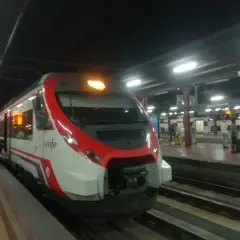 AVE Madrid Chamartín: Ein moderner Renfe-Zug steht bereit. Reisende warten auf dem Bahnsteig.