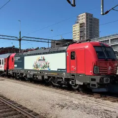 Roter Zug mit Legoland-Werbung, bereit für die Fahrt von Kopenhagen nach Stockholm.