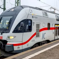 Ein moderner intercity train der DB steht am Bahnsteig in Stuttgart Hbf.
