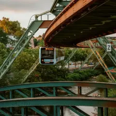 Die Schwebebahn fährt über den Fluss. Perfekt für Ausflugsziele mit der Bahn, um die Stadt aus einer neuen Perspektive zu erleben.