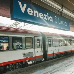 Der Zug von Venedig nach Mailand steht bereit. Ein Schild zeigt "Venezia S. Lucia".