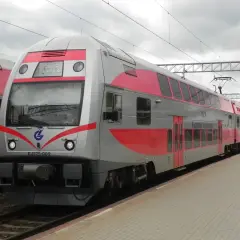 Moderner Doppelstockzug der litauischen Eisenbahn, bereit für die Fahrt von Kaunas nach Vilnius.