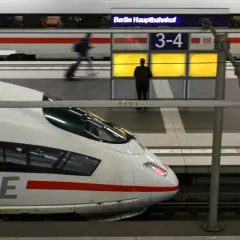 Ein ICE-Zug am Berliner Hauptbahnhof. Reisende warten auf Gleis 3-4.
