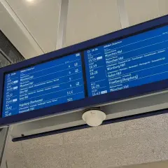 Abfahrtstafel zeigt ICE-Verbindungen Europas, u.a. nach München, Würzburg und Ulm.