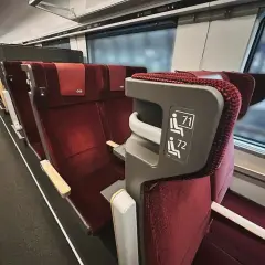 Rote Sitze im Zug, bereit für die Fahrt von Hamburg nach Zürich. Fensterplatz 71 oder 72?