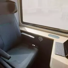 Komfortabler Sitzplatz im ICE-Zug mit Tisch und Tablet. Perfekt für die Arbeit unterwegs.