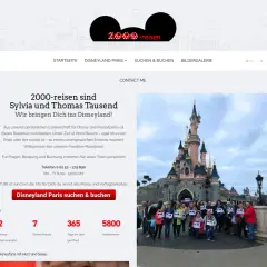 Eine Gruppe von Disneyfans steht vor dem Schloss im Disneyland Paris. Hier buchen Sie Ihre Reise zum Disneyland Paris.