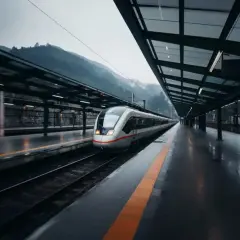 Moderner Zug verlässt den Bahnhof, bereit für die Fahrt von Stuttgart nach Wien.