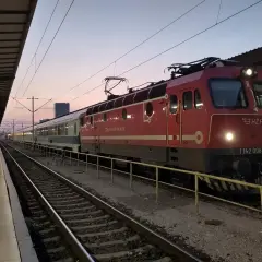 Roter Zug mit HZ PP Logo am Zagreb Hauptbahnhof im Abendlicht.