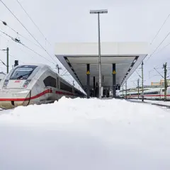 Zwei ICE-Züge stehen im Schnee am Bahnsteig. Das Streckennetz der Deutschen Bahn ist auch bei winterlichem Wetter einsatzbereit.
