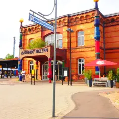Der bunte Hundertwasser Bahnhof Uelzen mit seinen Säulen und goldenen Kugeln.