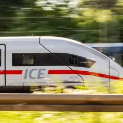 Schneller ICE Zug in Deutschland rast durch die Landschaft.