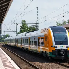 Moderner ODEG-Zug am Bahnsteig, bereit für einen Kurztrip mit Zug.