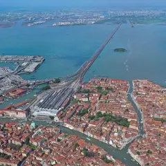 Luftaufnahme von Venedig mit dem Hauptbahnhof, der Lagune und der langen Brücke, die das Festland verbindet.