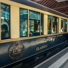 Der Zug der GoldenPass Line fährt von Luzern nach Interlaken. Passagiere genießen die Aussicht auf der Fahrt von Zürich nach Genf.