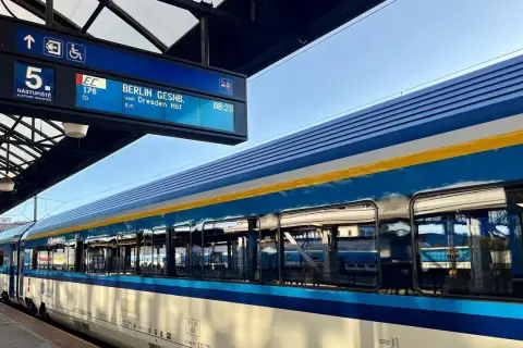 Zug nach Berlin Hbf, Abfahrt 08:28. Die Reise von Berlin nach Prag beginnt hier.