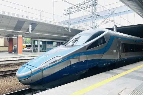Moderner Zug bereit für die Fahrt von Warschau nach Danzig.