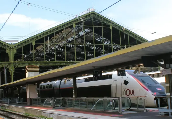 Der TGV inOui steht bereit für die Zug nach Barcelona.