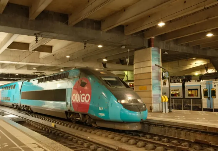 Ein Ouigo-Zug steht auf Gleis 769. Die Reise mit dem Zug durch Frankreich beginnt hier.