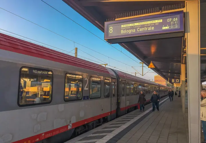 Zug nach Italien: EC 81 von München nach Bologna Centrale fährt auf Gleis 8 ein.