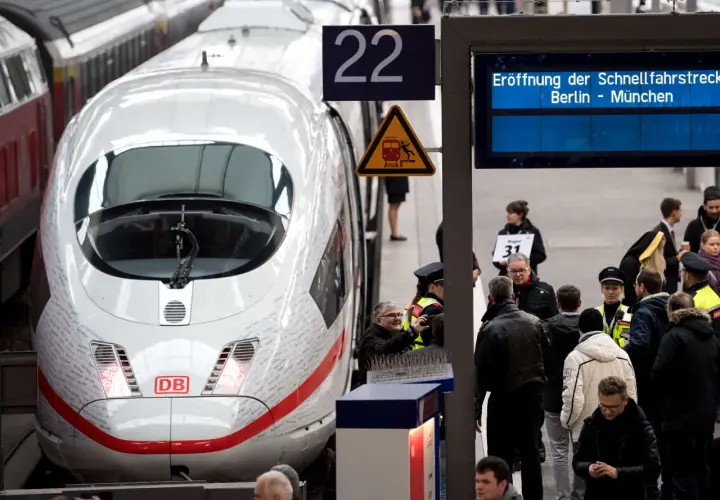 Der ICE 22 steht bereit für die Eröffnung der Schnellfahrstrecke Berlin - München. Menschen warten auf dem Bahnsteig.
