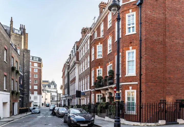 Eine Straße in London, die an eine Fahrt mit dem Zug nach Oxford erinnert.