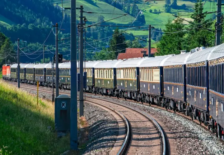 Luxuriöser Zug fährt durch grüne Hügel, auf dem Weg nach Mailand.