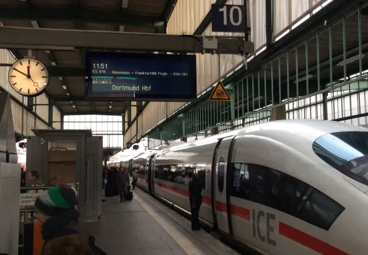 ICE-Zug am Bahnsteig 10 in Leipzig Hauptbahnhof. Umsteigen nach Dortmund Hbf.