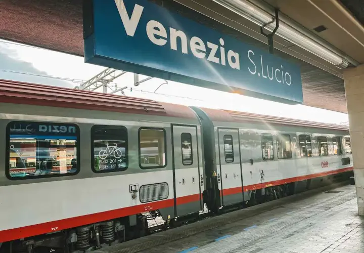 Der Zug von Venedig nach Mailand steht bereit. Ein Schild zeigt "Venezia S. Lucia".