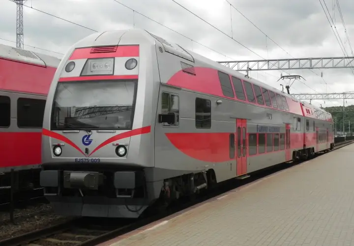 Moderner Doppelstockzug der litauischen Eisenbahn, bereit für die Fahrt von Kaunas nach Vilnius.